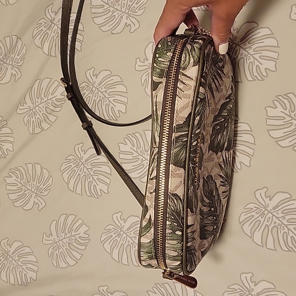 Gorgeous white and green mostera leaf jet set crossbody - Picture 3 of 13